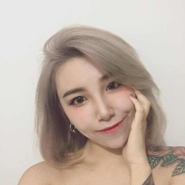 Thạch Hi Lộ, tên tiếng Anh là Olga Shek, sinh ngày 21/4/1996, là một trong những hot girl Hồng Kông rất nổi hiện nay. Không chỉ gây ấn tượng bằng khuôn mặt đẹp chuẩn, cô nàng còn thu hút mọi người với những hình xăm nổi bật trên khắp cơ thể mình.&nbsp;