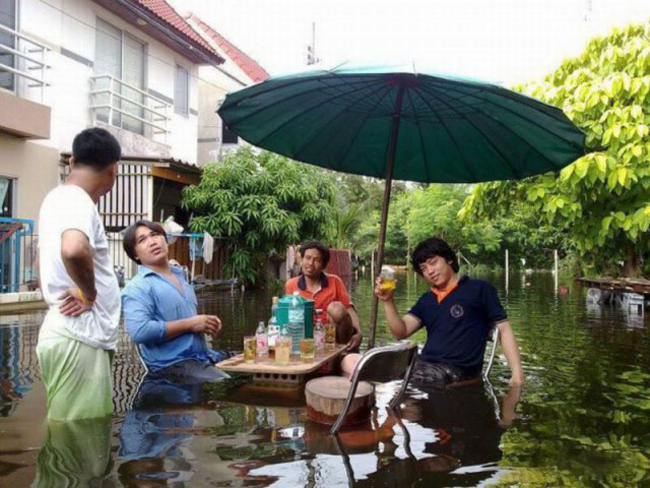 Lo gì, còn lâu nước mới ngập được cái bàn này.