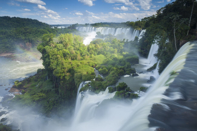 Thác Iguazu là di sản thế giới nằm dọc biên giới giữa Argentina và Brazil. Nơi đây có phong cảnh rừng tuyệt đẹp làm sửng sốt những du khách từng trải nhất.