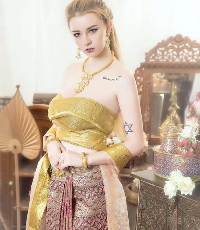 Để đánh dấu việc bước sang tuổi 18,&nbsp;Jessie Vard quyết định thực hiện một bộ ảnh cùng trang phục truyền thống của đất nước Chùa Vàng.