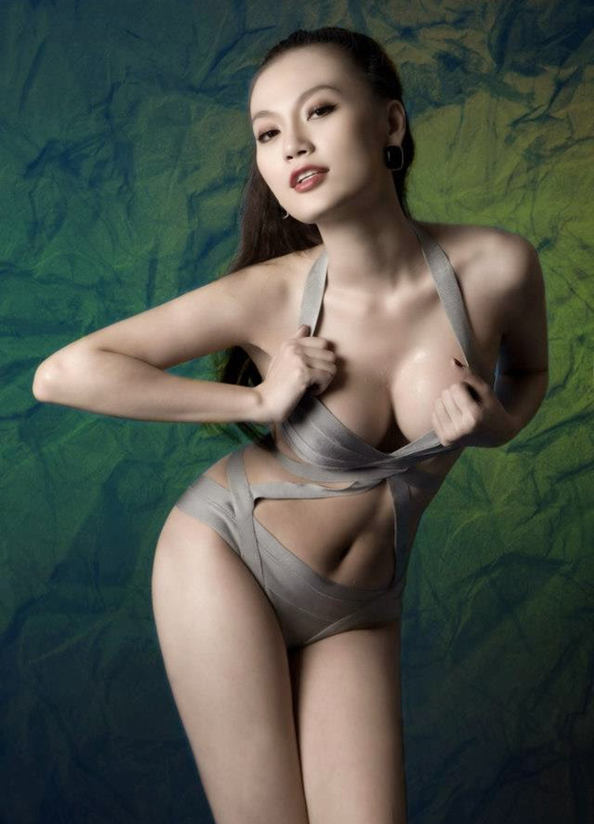 Khi bị phản ứng vì chụp hình quá sexy, gợi cảm, cô đã thẳng thắn phản ứng: &#34;Hãy quên đi cái gọi là showbiz, người mẫu khoe thân, phản cảm hay dung tục,... Hãy nghĩ tôi là 1 cô gái bình thường muốn chụp hình gợi cảm để làm kỉ niệm cho năm tuổi&#34;