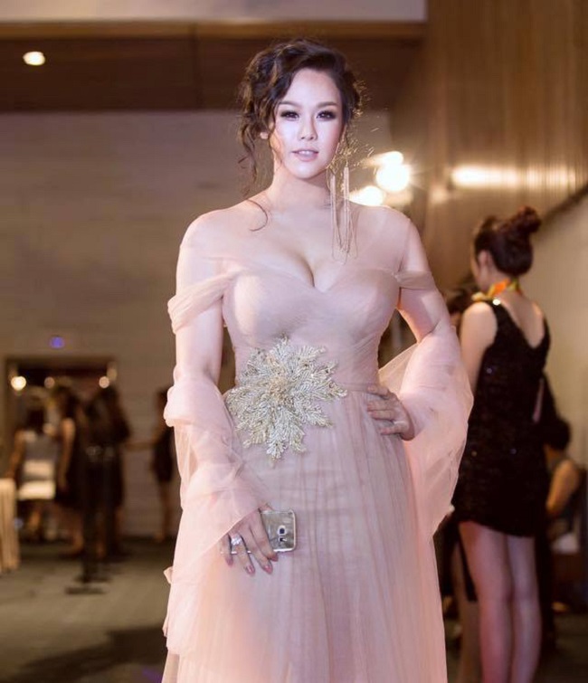 Trên thảm đỏ lễ trao giải Pop Awards 2015, nữ ca sĩ&nbsp;khiến công chúng bất ngờ vì hình ảnh vô cùng gợi cảm.