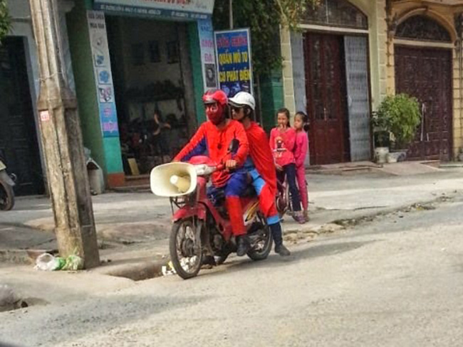 &#34;Super Man&#34; và &#34;Người nhện&#34; kết hợp làm ăn lúc rảnh rỗi.