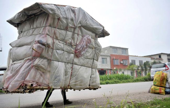 Thêm một ngôi nhà di động nữa nhưng không được lắp bánh xe mà di chuyển bằng chính đôi chân của chủ nhà.