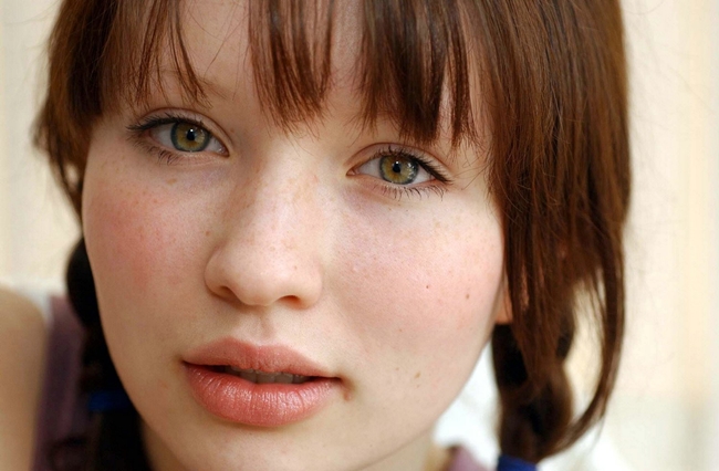 Emily Browning sinh năm 1988 tại Úc. Cô được biết đến với các tác phẩm:&nbsp; &#34;Ghost Ship&#34;, &#34;Echo of Thunder, Darkness Falls&#34;, &#34;The Uninvited&#34;...