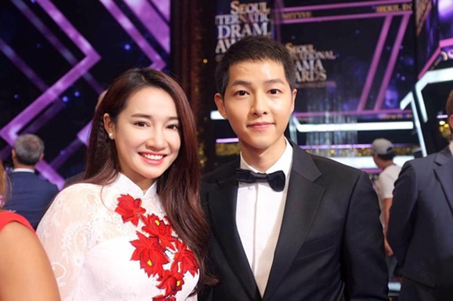 Nhã Phương cũng không thoát khỏi sức hấp dẫn của &#34;soái ca quân nhân&#34; Song Joong Ki. Trong một lễ trao giải ở Hàn Quốc, cô nàng hào hứng khi được gặp và chụp ảnh cùng trai đẹp xứ Hàn.