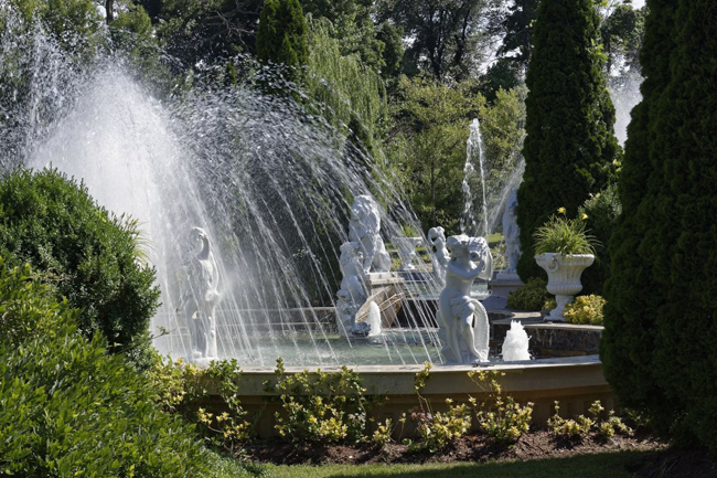 Vòi phun nước và bức tượng này được lấy cảm hứng từ cung điện mùa hè Peterhof Grand Palace ở thành phố Petersburg của Nga.