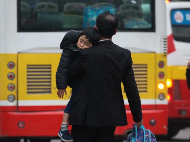 Trẻ nhỏ bơ phờ theo cha mẹ trở lại Thủ đô sau Tết Dương lịch