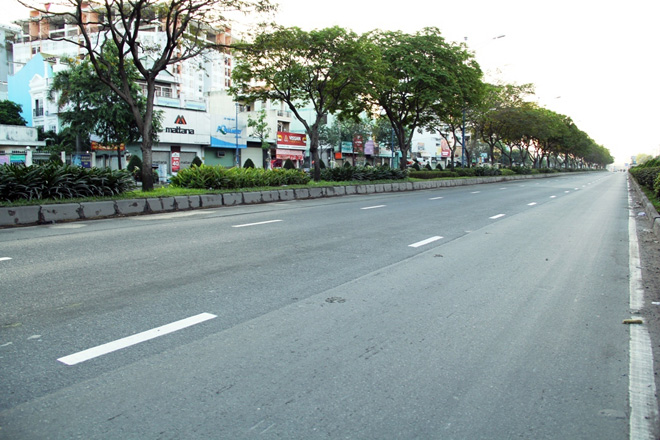 Phố phường Sài Gòn tĩnh lặng đến lạ thường trong ngày đầu năm mới - 1