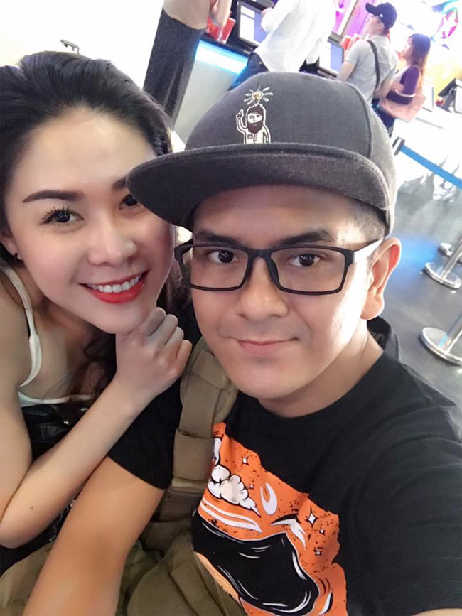 Cặp đôi bắt đầu tìm hiểu nhau từ đầu năm 2017. Trên trang cá nhân, bạn gái Hùng Thuận cũng thường xuyên chia sẻ hình ảnh ngọt ngào của cả hai.