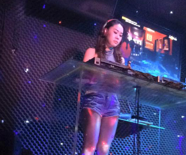 Hình ảnh hiếm hoi bạn gái Hùng Thuận làm DJ tại các quán bar, club nổi tiếng ở Sài Thành.