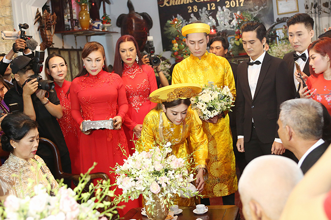 Cặp đôi thực hiện các nghi lễ truyền thống trong lễ rước dâu trước sự chứng kiến của gia đình 2 bên, bạn bè thân thiết. Chồng Lâm Khánh Chi sinh năm 1985, quê ở Nam Định, học thiết kế thời trang và làm kinh doanh tại Bà Rịa - Vũng Tàu.