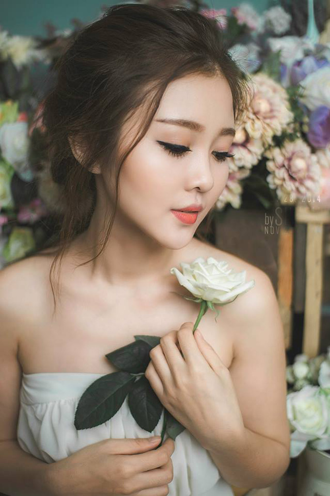 Ngoài ra, do tính chất công việc nên hot girl Gia Lai thường xuyên phải trang điểm. Ribi Sachi cố gắng trang điểm thật nhẹ nhàng, không đánh nhiều lớp và đầu tư những món mỹ phẩm tốt, tránh làm da thâm sạm.&nbsp;