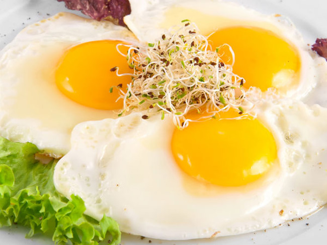 2. Trứng rất dễ bị nhiễm vi khuẩn Salmonella từ vỏ trứng vào bên trong. Vì vậy, ăn trứng đã được chế biến chín là cách tốt nhất để tránh ngộ độc thực phẩm.