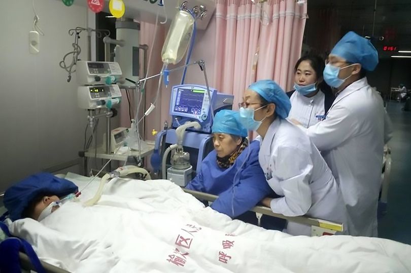 Nữ bác sĩ TQ làm việc suốt 18 giờ ngất trước mặt bệnh nhân rồi tử vong - 1