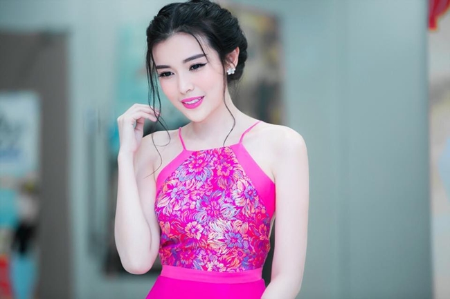 Nói về danh hiệu "Người đẹp Tây Đô" của Việt Trinh, Cao Thái Hà cho biết, mình không có ý định cạnh tranh hay soán ngôi đàn chị.