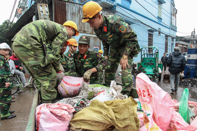 Trở về sau vụ nổ ở Bắc Ninh, người dân bần thần nhìn xóm làng &#34;nát vụn” - 13