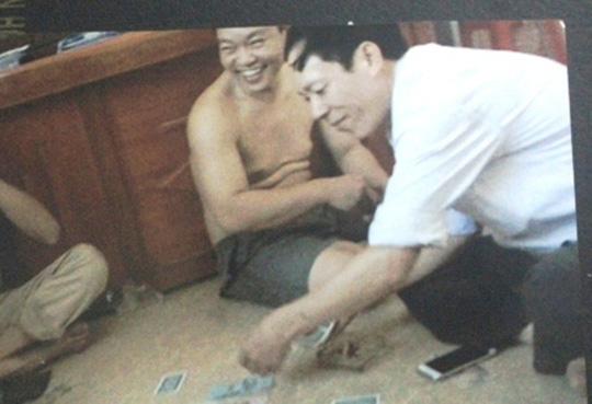 Thanh Hóa: Phó Bí thư, Phó Chủ tịch HĐND xã đánh bài ăn tiền tại công sở - 1