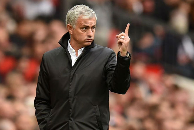 &#34;Triệu fan&#34; MU đòi sa thải Mourinho: Khó tìm được ai xứng tầm thay thế - 1