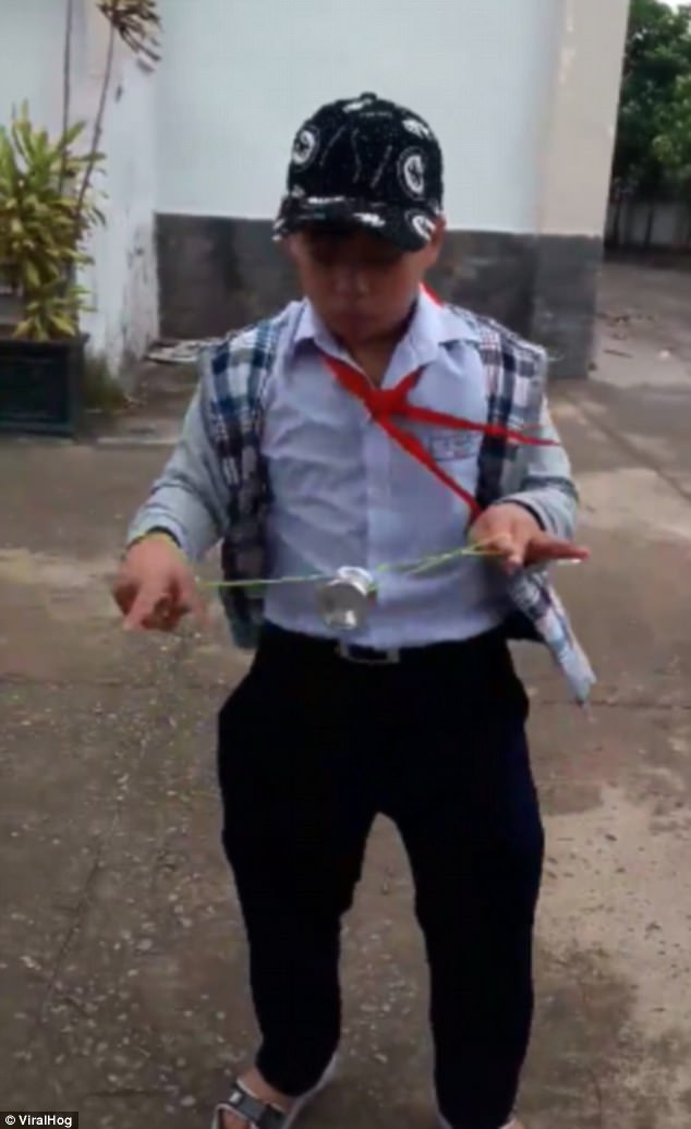 Báo Tây sửng sốt với cậu bé Việt Nam chơi yo-yo “như thần” - 1