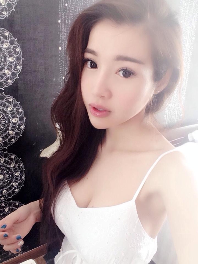 Elly Trần tự tin selffie ở bất cứ đâu từ phòng ngủ, nhà tắm cho tới phòng khách.