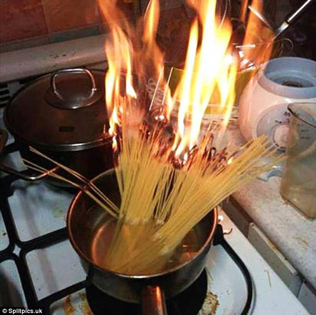 Món mì spaghetti đơn giản nhưng không hiểu sao lại bị bốc cháy, trông không khác gì bó hương đang đốt.
