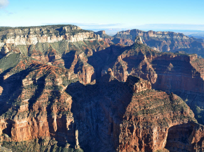 Tháng 1- Vườn quốc gia Grand Canyon, Mỹ: Hãy bắt đầu năm mới bằng chuyến du lịch tới hẻm núi nổi tiếng nhất thế giới trong vườn quốc gia Grand Canyon ở bang Arizona, Mỹ. Nhiệt độ trung bình ở đây vào giữa tháng 1 khoảng 10 độ C và có nắng.