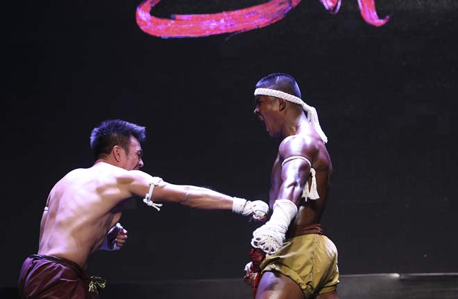 “Thánh Muay” Buakaw đấu 4 người, trao linh vật cho “Độc cô” Duy Nhất - 4