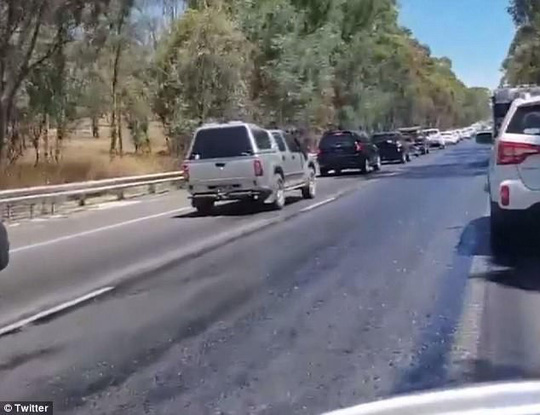 Úc: Nắng nóng tới nỗi chảy nhựa cả 10 km đường cao tốc - 1