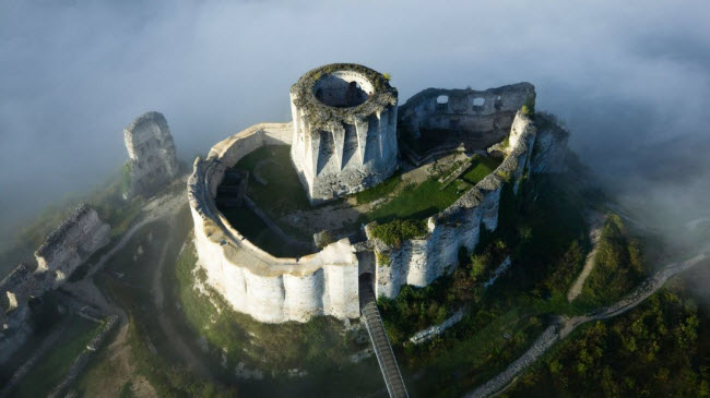 Lâu đài Chateau Gaillard, Normandy, Pháp: Công trình từ thế kỷ thứ 12 được xây dựng được Công tước Richard I của Anh xây dựng trên sông Seine. Vào thế kỷ thứ 16, lâu đài bị bỏ hoang và vẫn trong tình trạng không có người sinh sống cho đến nay.