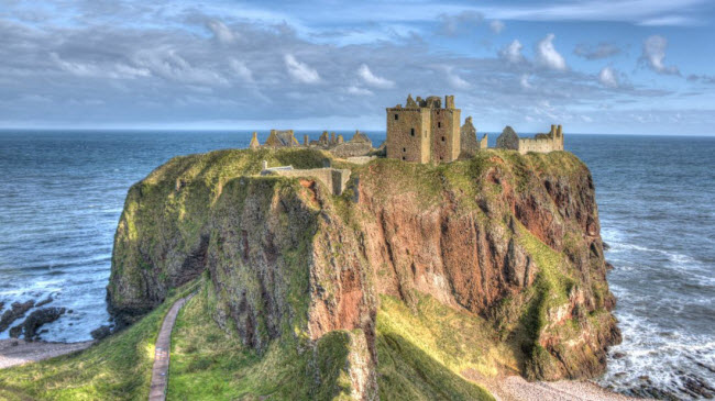 Lâu đài Dunnottar Aberdeenshire, Scotland: Đây là một trong những lâu đài đẹp nhất ở Scotland. Công trình bỏ hoang nằm tại địa điểm lãng mạn trên mũi Biển Bắc, từng được&nbsp;viếng thăm bởi hiệp sĩ William Wallace và Nữ hoàng Mary.