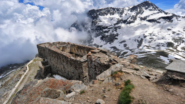 Lâu đài Fort de Malamot, Savoy, Pháp: Công trình từng là một pháo đài quân sự được người Italia xây dựng vào năm 1889. Nằm ở độ cao 2.850 m, con đường dẫn tới pháo đài không thể tiếp cận phần lớn thời gian trong năm.