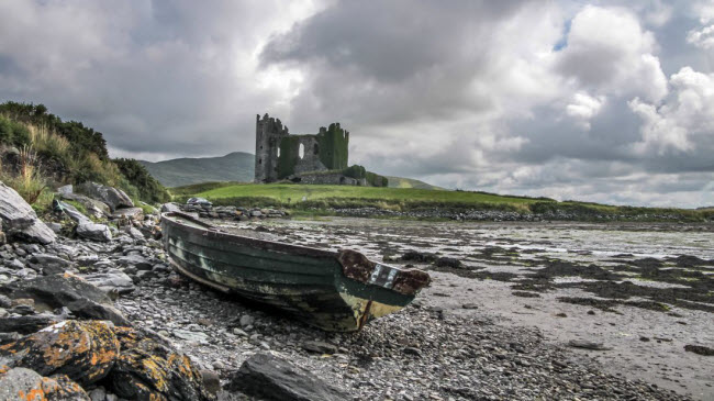 Lâu đài Ballycarbery, hạt Kerry, Ireland: Nằm trên bờ biển Bắc Đại Tây Dương, pháo đài bằng đá từ thế kỷ thứ 16 vẫn tồn tại tới ngày nay và trở thành địa điểm du lịch hấp dẫn du khách từ khắp nơi trên thế giới.