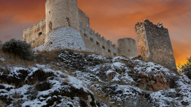 Lâu đài Rocca Calascio, Abruzzo, Italia: Thành lũy cao nhất ở vùng Abruzzo được xây dựng từ thế kỷ thứ 10. Nhưng công trình chưa bao giờ trải qua một cuộc chiến thanh, thay vào đó nó bị phá hủy bởi một trận động đất vào thế kỷ thứ 15.