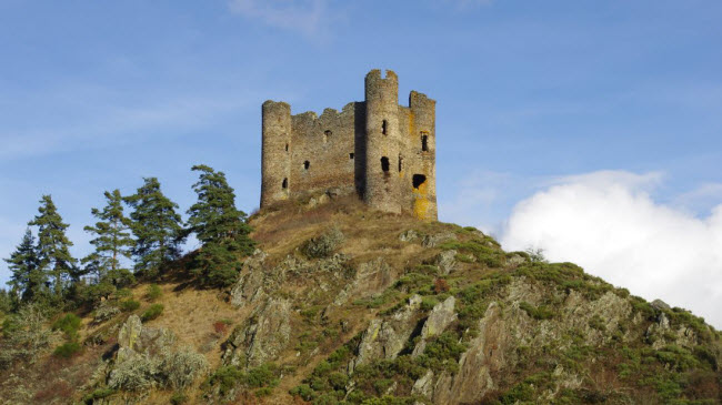 Lâu đài Château d&#39;Alleuze, Cantal, Auvergne, Pháp: Công trình từng bị phá bỏ vào năm 1405, nhưng được xây dựng lại sau đó trước khi rơi vào tình trạng hoang phế tới ngày nay.