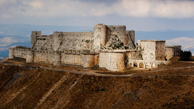 Lâu đài Crac des Chevaliers, Syria: Là một trong những lâu đài thời Trung cổ nguyên vẹn nhất thế giới, Crac des Chevaliers được xây dựng bởi các hiệp sĩ Hospitaller. Ngày nay, công trình đã trở thành di sản thế giới.