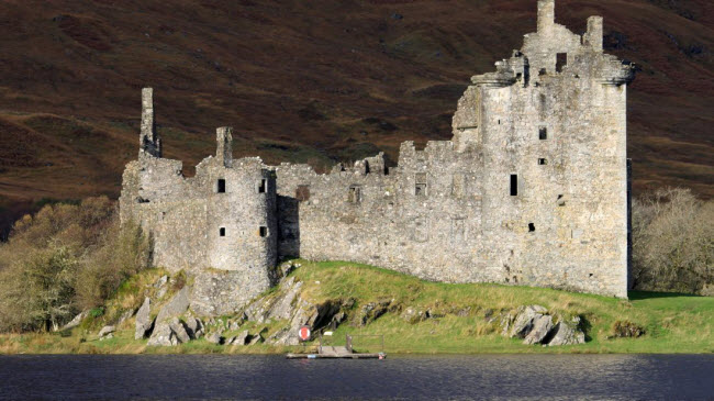 Lâu đài Kilchurn, Loch Awe, Scotland: Công trình được xây dựng bởi Colin Campbell, Công tước đầu tiên của vùng Glenorchy. Bị phá hủy bởi sét đánh vào năm 1760, nhưng nó vẫn là địa du lịch hấp dẫn vào ngày nay.