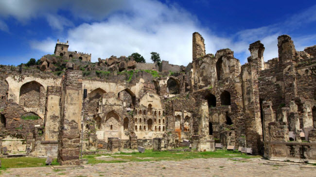 Lâu đài Golconda, Hyderabad, Ấn Độ: Công trình được xây dựng từ thế kỷ thứ 16 trong triều đại nhà Qutb Shahi và từng là nơi cất giữ viên kim cương Koh-i-Noor nổi tiếng của nữ hoàng Victoria.