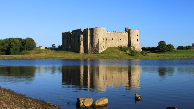 Lâu đài Carew, Pembrokeshire, Xứ Wales: Nằm tại vùng đất bằng phẳng quanh sông Carew, công trình được xây dựng vào năm 1270 và được gia cố thêm trong cuộc nội chiến Anh. Lâu đài thay đổi chủ sở hữu ba lần trong cuộc xung đột này, cho đến khi bị bỏ hoang vào thế kỷ 17.