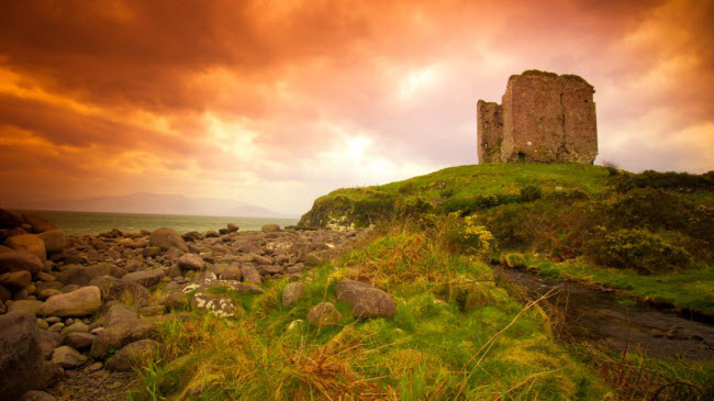 Lâu đài Minard, Ireland: Vào thế kỷ thứ 16, lâu đài bị phá hủy bởi súng thần công và thuốc nổ. Với hướng nhìn ra biển, công trình hiện là một trong những địa điểm du lịch hấp dẫn nhất ở Ireland.