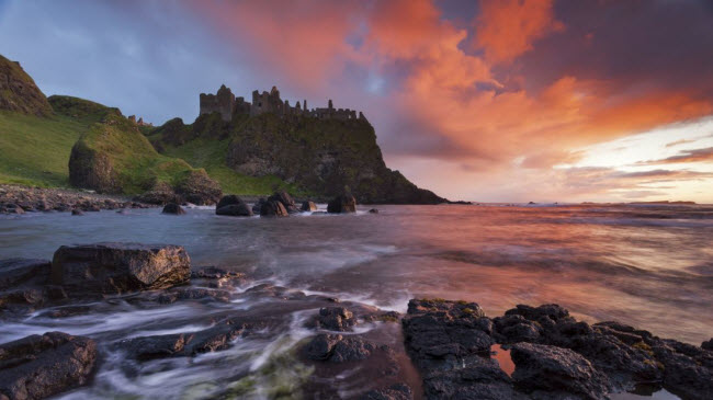 Lâu đài Dunluce, Bắc Ireland: Công trình này có lịch sử đầy biến động và rơi vào tình trạng hoang phế sau&nbsp;cuộc chiến Boyne năm 1690.