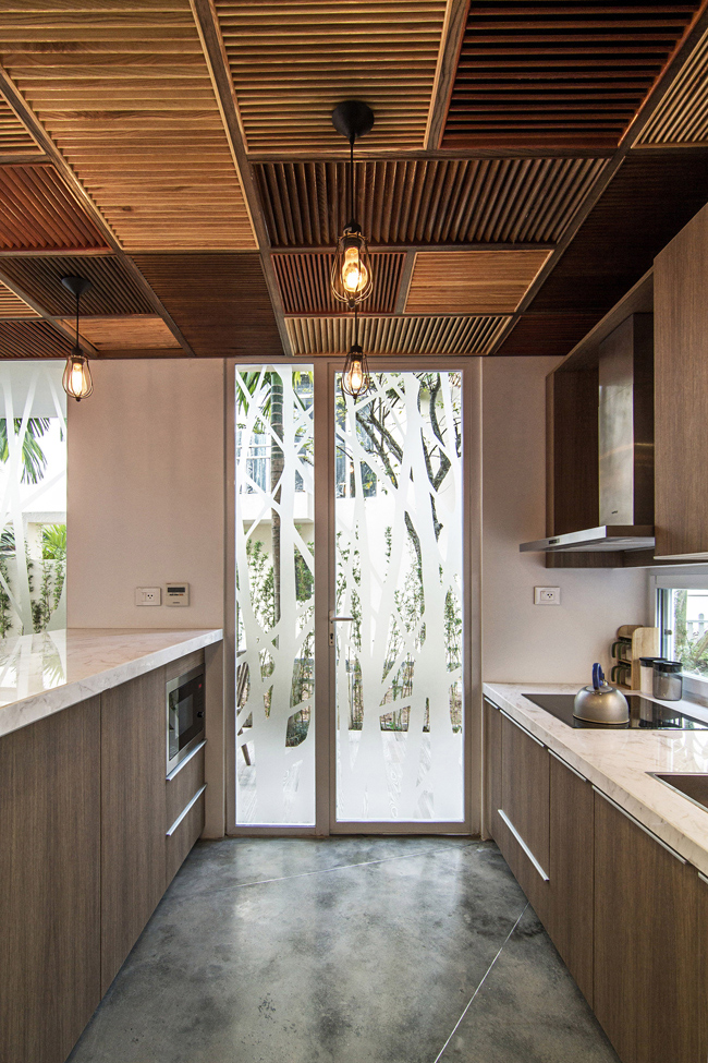 Ngay bên trên khu vực bếp là một gác lửng cũng được ốp gỗ đồng màu với trần nhà.