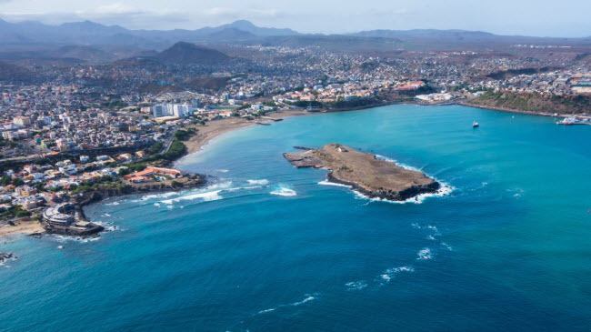 Quần đảo Cape Verde: Nằm ngoài khơi bờ biển phía tây châu Phi, quần đảo này nổi tiếng với âm nhạc, văn hóa và các bãi biển tuyệt đẹp, cùng nhiều khu di tích lịch sử để du khách khám phá.