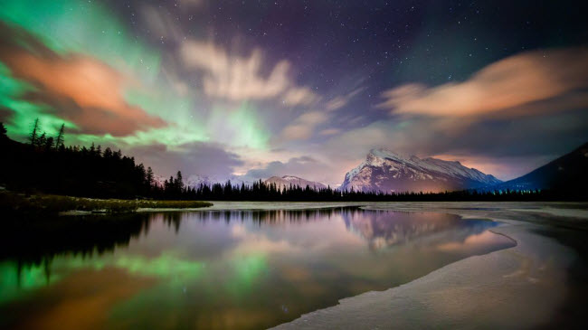 Banff, Canada: Banff là vườn quốc gia lâu đời nhất ở Canada. Tại đây, du khách có thể trải nghiệm các môn thể thao mùa đông, bao gồm trượt tuyết trên nền ánh sáng bắc cực quang huyền ảo.