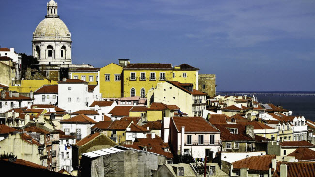 Lisbon, Bồ Đào Nha: Thủ đô của Bồ Đào Nha nổi tiếng với đường phố lát đá cuội, nhà mái đỏ. Trong năm 2018, thành phố sẽ lần đầu tiên tổ chức cuộc thi danh tiếng Eurovision Song.
