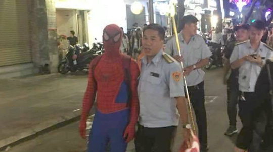 Tranh cãi việc bắt &#34;người nhện&#34; ở phố đi bộ Nguyễn Huệ - 1