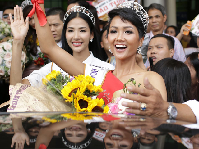 Hoa hậu H'Hen Niê bị "bao vây" chật cứng ở sân bay khi về Sài Gòn