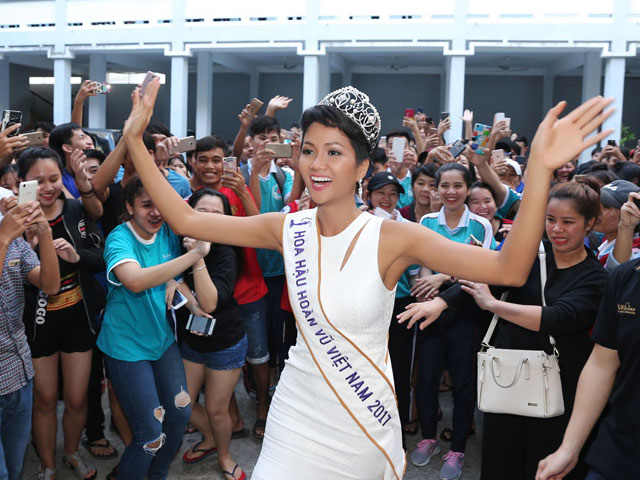 Hoa hậu H'Hen Niê đội vương miện về thăm trường cũ