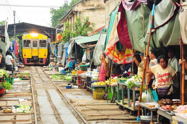 Đường ray tàu hỏa Maeklong, Thái Lan: Đường ray trông giống như một khu chợ đông đúc ở châu Á, nhưng khung cảnh thay đổi khi bạn thấy đoàn tàu di chuyển qua khu chợ vài lần mỗi ngày.