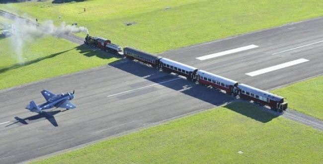 Sân bay Gisborne, New Zealand: Nằm trên bờ biển phía đông của đảo Bắc ở New Zealand, sân bay Gisborne có một đường ray tàu hỏa chạy ngang qua đường băng. Bởi vậy các nhà chức trách quản lý sân bay và tuyến đường ray thường xuyên phải phối hợp với nhau để tránh xảy ra tai nạn.